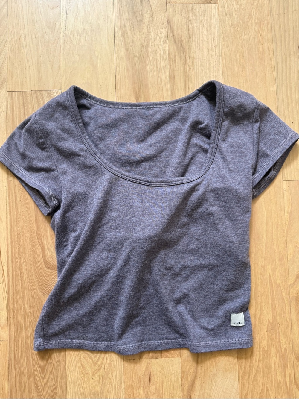 Vuori Women's Scoop Neck Short Sleeve Halo Crop Tee in Sawyer Heather Size XS